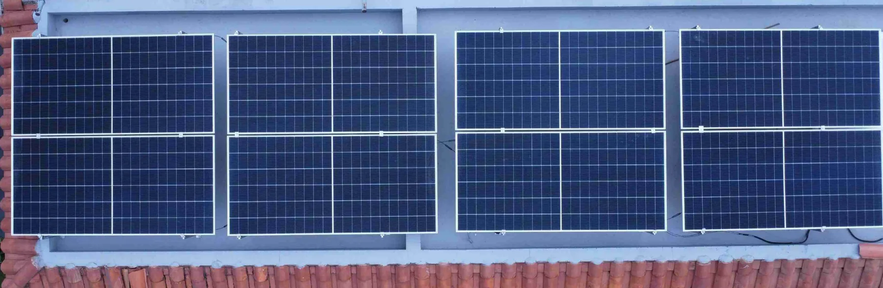 Paneles solares instalados sobre techo de teja en Puembo, Quito