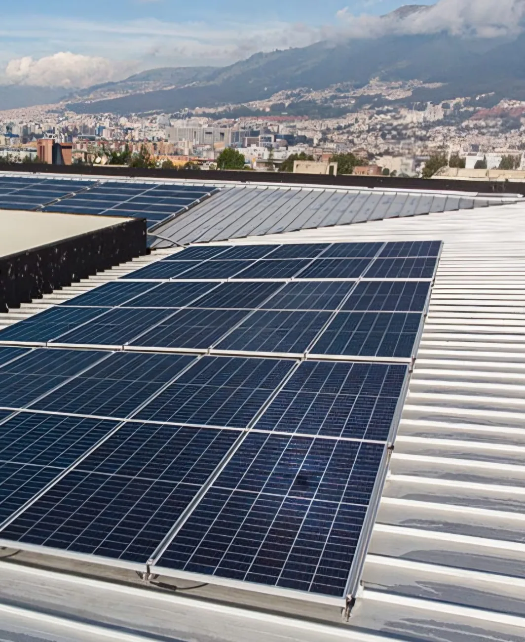 Sistema solar híbrido de 8 kW instalado en Quito sector noroccidente