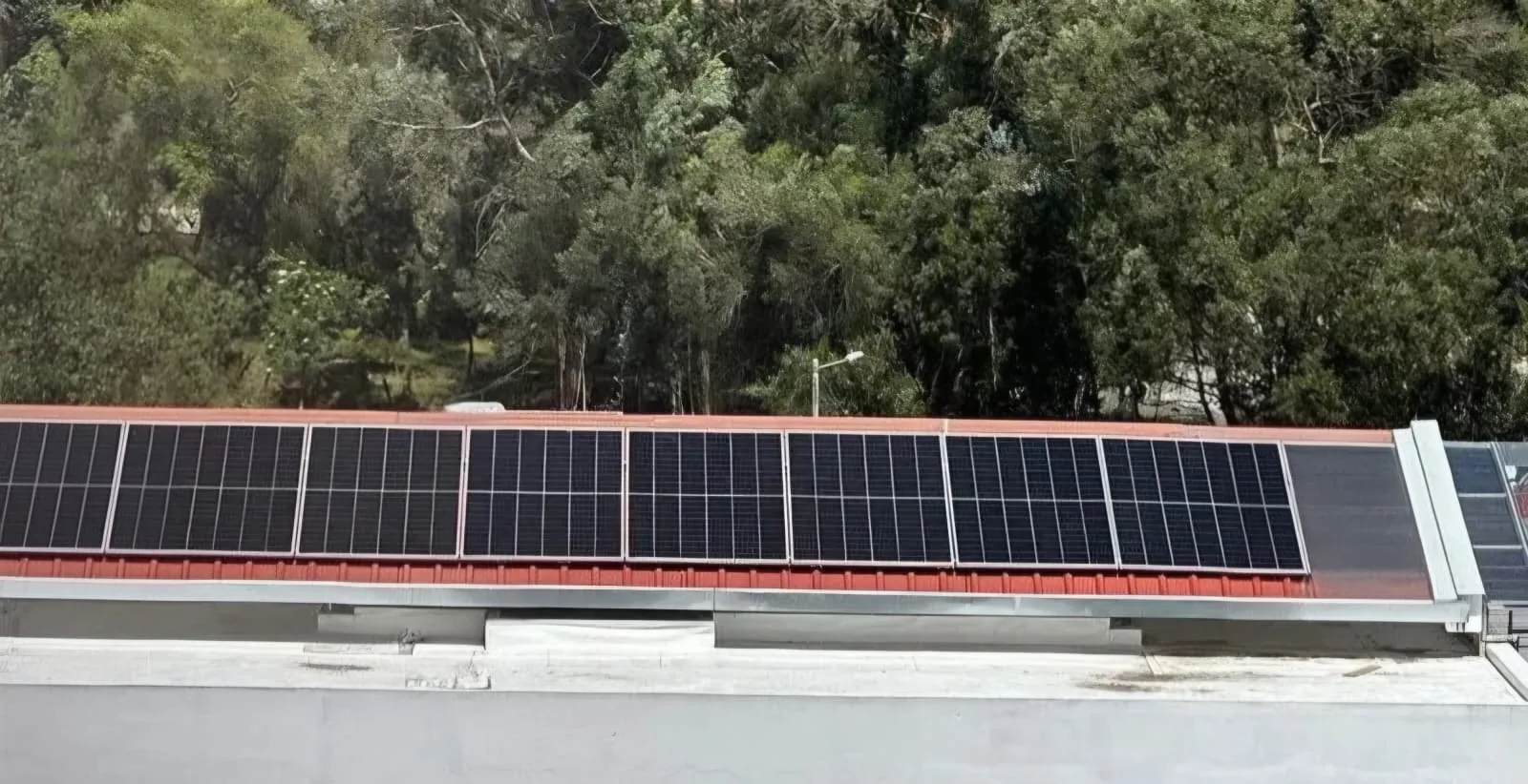 Instalación fotovoltaica híbrida de 10 kW en El Bosque, Quito