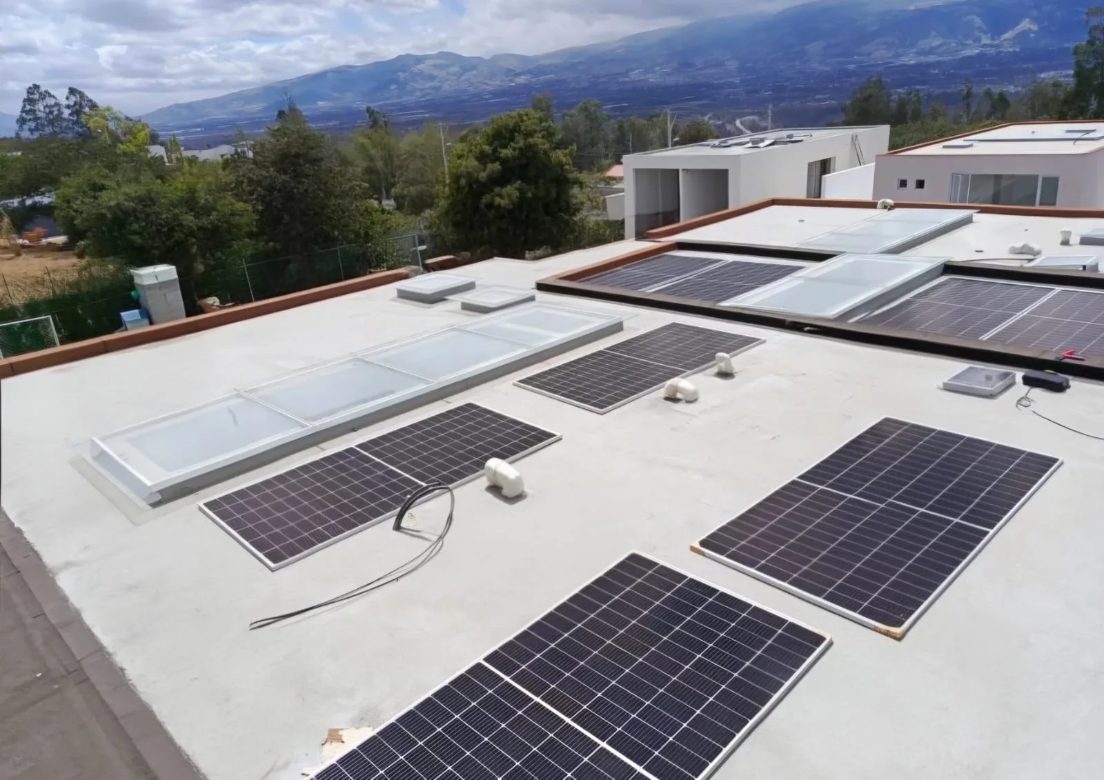 Sistema solar híbrido de 5 kW instalado en Tumbaco, Quito