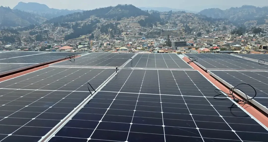 Instalación de paneles solares realizada por Ecuauditech en Ecuador
