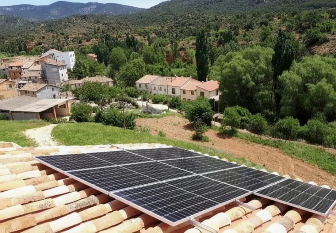 Sistema solar off-grid de 6 kW instalado en una vivienda rural en Cuenca